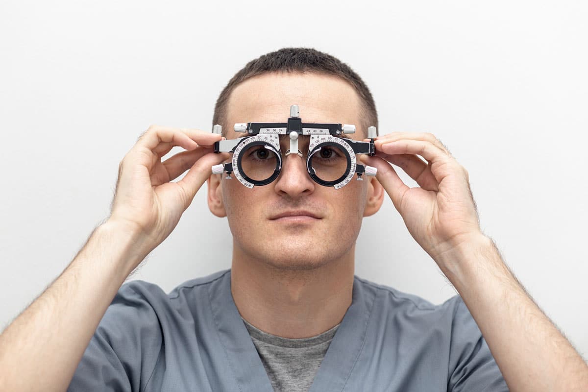 بیمه تکمیلی لیزیک چشم برای پوشش رفع عیوب انکساری دو چشم