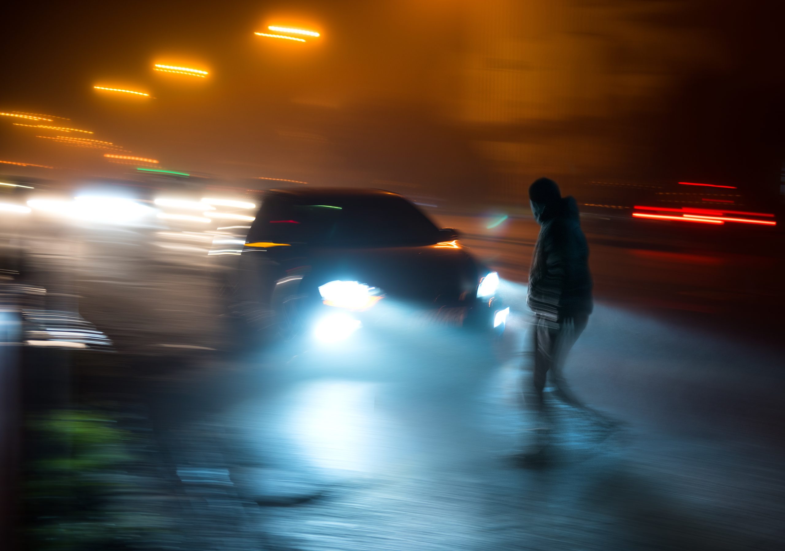 Автомобиль ночью на дороге. Пешеход ночью. Человек на дороге ночью. Машина ночью на дороге. Пешеход в темноте.